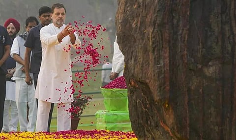 இந்திரா காந்தியின் பிறந்தநாளை முன்னிட்டு, டெல்லியில் அவரது நினைவிடத்தில் நேற்று காங்கிரஸ் முக்கியத் தலைவர் ராகுல் காந்தி மலர்தூவி மரியாதை செலுத்தினார். | படம்: பிடிஐ