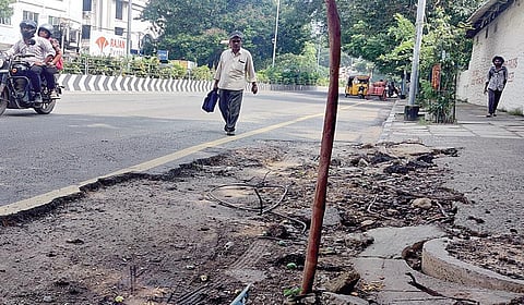 முதல்வர் தினமும் பயணிக்கும் சாலையில் வாகனங்களை பதம் பார்க்கும் பள்ளங்கள்!