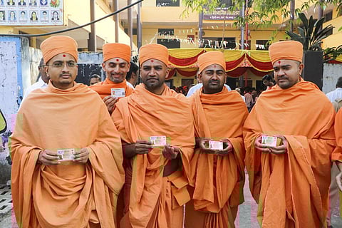 நாக்பூரில் வாக்களித்த சுவாமி நாராயண் கோயில் அர்ச்சகர்கள்