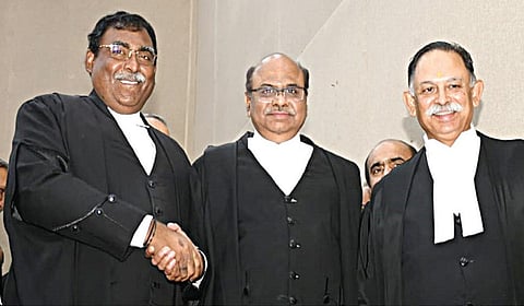 மணிப்பூர் உயர்நீதிமன்ற தலைமை நீதிபதியாக நியமிக்கப்பட்டுள்ள மூத்த நீதிபதி கிருஷ்ணகுமாருக்கு பிரிவு உபசார விழா, சென்னை உயர்நீதிமன்ற வளாகத்தில் நேற்று நடைபெற்றது. இதில்  பங்கேற்ற சென்னை உயர்நீதிமன்ற தலைமை நீதிபதி கே.ஆர்.ராம், மூத்த நீதிபதி எஸ்.எஸ்.சுந்தர்.