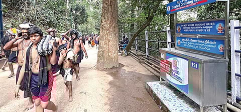 அப்பாச்சிமேடு படிப்பாதையில் பக்தர்களின் தாகம் தணிப்பதற்காக அமைக்கப்பட்டுள்ள குடிநீர் குழாய்கள்.