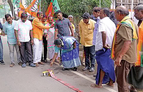 மகாராஷ்டிராவில் பாஜக வெற்றி பெற்றதையடுத்து, தமிழக பாஜக முன்னாள்
தலைவர் தமிழிசை பட்டாசு வெடித்து கொண்டாடினார். படம்: ம.பிரபு