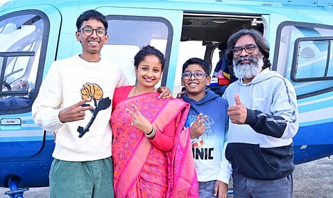 ஜார்க்கண்ட் சட்டப்பேரவை தேர்தலில் ஜேஎம்எம், காங்கிரஸ் தலைமையிலான கூட்டணி வெற்றி பெற்று ஆட்சியை தக்கவைத்துக் கொண்டது. வெற்றி பெற்ற மகிழ்ச்சியில், ராஞ்சி விமான நிலையத்தில் மனைவி கல்பனா சோரன், மகன்களுடன் முதல்வர் ஹேமந்த் சோரன். படம்: பிடிஐ