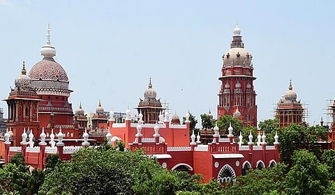 ஆண்டுதோறும் கடைபிடிக்கும் மரபுப்படி சென்னை உயர் நீதிமன்ற வாயில்கள் மூடல்