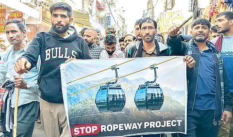 ஜம்மு காஷ்மீரின் கத்ராவில் உள்ள வைஷ்ணவி தேவி மலைக் கோயிலில், அமைக்கப்படவுள்ள ரோப் கார் திட்டம், தங்களின் வாழ்வாதாரத்தை பாதிக்கும் எனக் கூறி,  உள்ளூர் வியாபாரிகள் நேற்று 4-ம் நாளாக போராட்டத்தில் ஈடுபட்டனர்.  படம்: பிடிஐ