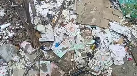 குப்பையில் கிடந்த வாக்காளர் அட்டைகள்: தவறாக அச்சானவை என வருவாய் துறை விளக்கம்