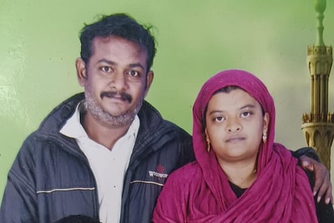 ஸ்ரீவில்லிபுத்தூர் அருகே சாலை விபத்தில் பள்ளி கல்வித்துறை இளநிலை உதவியாளர் கணவருடன் உயிரிழப்பு