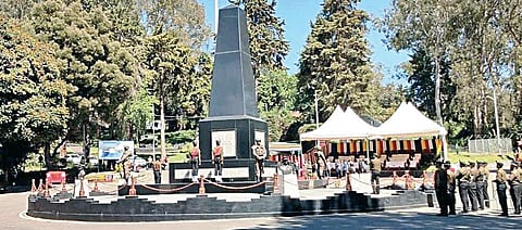 குன்னூர் வெலிங்டன் ராணுவ மையத்தில் உள்ள போர் நினைவுச் சின்னம் பகுதியில் நேற்று ஒத்திகையில் ஈடுபட்ட ராணுவத்தினர்.