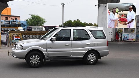 கோவை பீளமேடு விமான நிலையத்தில் இருந்து கார் மூலமாக நீலகிரி மாவட்டம் உதகைக்கு புறப்பட்டுச் சென்ற குடியரசுத் தலைவர் திரவுபதி முர்மு. உள்படம்: குடியரசுத் தலைவரை தமிழக அமைச்சர் சிவ.வீ.மெய்யநாதன் வரவேற்றார் | படம்: ஜெ.மனோகரன்