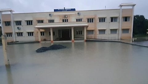 நாகையில் பெய்து வரும் கனமழை காரணமாக புதிய வட்டாட்சியர் அலுவலகத்தைச் சுற்றி குளம் போல் தேங்கி நின்ற மழை நீர்