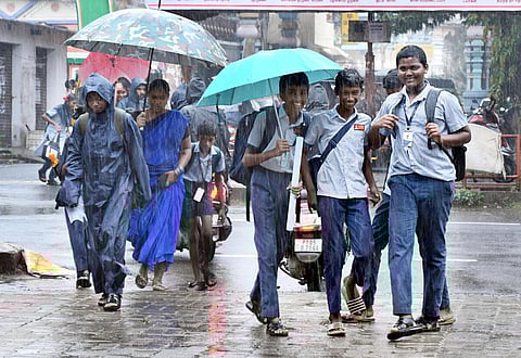 புதுச்சேரி, காரைக்காலில் வியாழக்கிழமை பள்ளி, கல்லூரிகளுக்கு மழை விடுமுறை