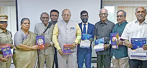 சென்னையில் நடைபெற்ற நிகழ்ச்சியில், சைபர் குற்ற தாக்குதல்களில் இருந்து முதியவர்கள் தங்களை தற்காத்துக் கொள்வது தொடர்பான விழிப்புணர்வு கையேட்டை வருமான வரித்துறை ஆணையர் நந்தகுமார் வெளியிட்டார். அருகில், மூத்த பெருமக்கள் ஆதரவு மன்றத் தலைவரும், முன்னாள் நீதிபதியுமான டி.என்.வள்ளிநாயகம், செயலாளர் ஆர்.சுப்புராஜ், செயற்குழு உறுப்பினர் எம்.பி.நிர்மலா, மூத்த இதய சிகிச்சை நிபுணர் சொக்கலிங்கம், சைபர் க்ரைம் காவல் துணை கண்காணிப்பாளர் பிரியதர்ஷினி உள்ளிட்டோர்.படம்: ம.பிரபு