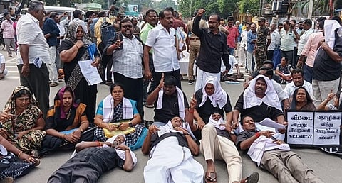 சொத்து வரி உயர்வுக்கு எதிர்ப்பு: திருப்பூரில் அதிமுக கவுன்சிலர்கள் முக்காடு போட்டு போராட்டம்