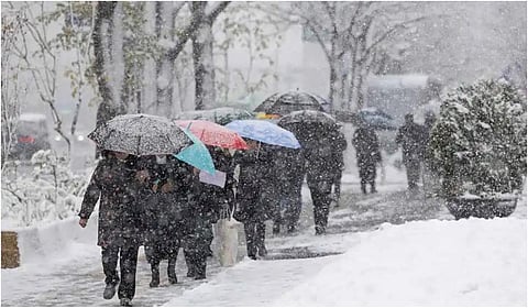 தென் கொரியாவை புரட்டிப் போட்ட பனிப்பொழிவுக்கு 5 பேர் பலி; 140+ விமானங்கள் ரத்து, 1,200+ பள்ளிகள் மூடல்