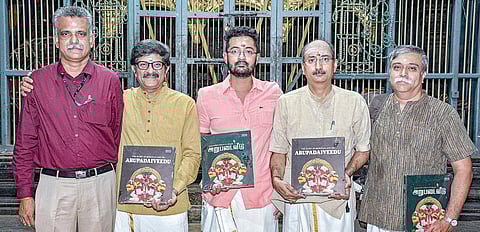 சுவாமிமலை சுவாமிநாத சுவாமி கோயிலில் நேற்று நடைபெற்ற நிகழ்ச்சியில், ‘தி இந்து’ குழும பதிப்பகத்தின் ‘முருகனின் மகிமை​ போற்றும் அறுபடை வீடு’ என்ற தமிழ் மற்றும் ஆங்கில நூல்களை வெளியிட்ட ‘தி இந்து’ குழும இயக்குநர் ரோஹித் ரமேஷ் (நடுவில்).  படம்: ஆர்.வெங்கடேஷ்