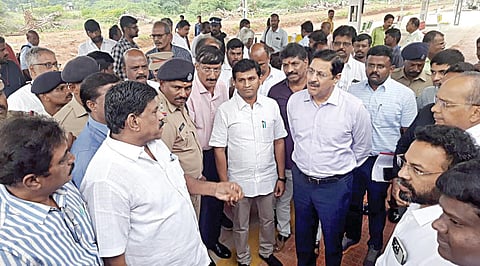 சிவகங்கை ரயில் நிலையத்தில் ஆய்வு மேற்கொண்ட தெற்கு ரயில்வே பொது மேலாளர் ஆர்.என்.சிங்கிடம் பல்வேறு கோரிக்கைகளை முன்வைத்த ரயில் பயணிகள் அமைப்பினர்.