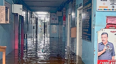 வார்டுகள், மருத்துவ அறைகளில் சூழ்ந்துள்ள மழைநீர்.  படங்கள் எம்.முத்துகனேஷ்.