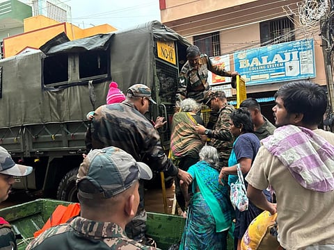 ஃபெஞ்சல் புயல் பாதிப்பு | புதுச்சேரியில் மீட்புப் பணியில் ராணுவம்; நகரப் பகுதிகளில் துவக்கம்