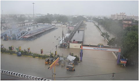 ஃபெஞ்சல் புயல்: விழுப்புரத்தில் கொட்டித் தீர்த்த கனமழை; வீடுர் அணை திறப்பு - இயல்பு வாழ்க்கை பாதிப்பு