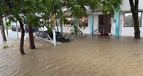 விழுப்புரம் விஐபி கார்டனில் ஒரு வீட்டின் போர்டிகோவில்  நிறுத்தப்பட்டுள்ள கார் வெள்ள நீரில் மூழ்கி கொண்டுள்ளது.