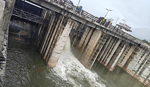 ஆந்திர மாநிலம் - பிச்சாட்டூர் அணையில் இருந்து விநாடிக்கு 500 கன அடி உபரி நீர் வெளியேற்றப்பட்டு வருகிறது.