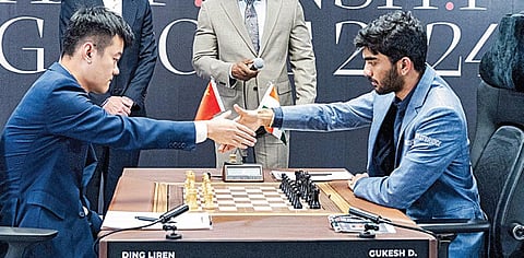 6-வது சுற்று தொடங்கும் முன்பாக  வாழ்த்து தெரிவித்துக் கொள்ளும்  டிங் லிரென், குகேஷ். படம்:பிடிஐ