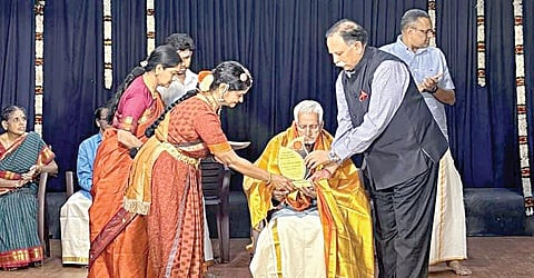 சென்னை உயர் நீதிமன்ற தலைமை நீதிபதி கே.ஆர்.ஸ்ரீராம் மற்றும் அவரது சகோதரியான பெங்களூரு ஆத்மாலயா அகாடமியின் நிர்வாகியான பரத நாட்டியக் கலைஞர் டாக்டர் பத்மஜா வெங்கடேஷ் சுரேஷ் ஆகியோர் தங்களது  தந்தை மறைந்த கூத்து கலைஞர் சாக்யார் ராஜன் நினைவு விருதை கொச்சி பூஜா கொட்டு கலைஞரான ஸ்ரீ கே.என். கிருஷ்ணா குறுப்புக்கு வழங்கி கவுரவித்தனர்.