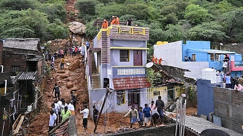 திருவண்ணாமலை மகாதீப மலையில் மண் சரிவில் சிக்கிய 7 பேர் பரிதாபமாக உயிரிழப்பு