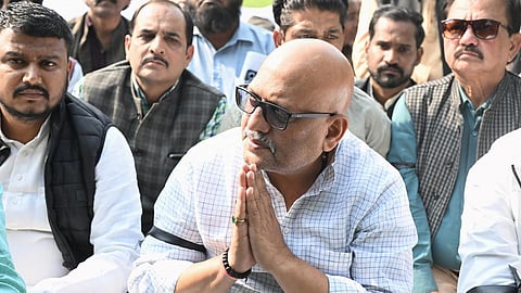 சம்பல் பகுதியை பார்வையிட சென்ற காங்கிரஸார் - போலீஸார் தள்ளுமுள்ளு