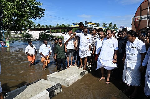 சேலம் கந்தம்பட்டியில், சேலம் - சென்னை செல்லும் தேசிய நெடுஞ்சாலையை மூழ்கடித்துச் செல்லும் மழைநீரால் பாதிக்கப்பட்ட பகுதிகளை அதிமுக பொதுச்செயலாளர் பழனிசாமி பார்வையிட்டார்.