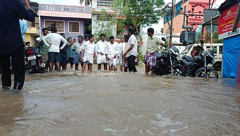 கூட்டணி அரசுக்குள் மோதல்; மத்திய அரசின் நிவாரண நிதி பெறுவதில் தாமதம்: புதுவை அதிமுக குற்றச்சாட்டு