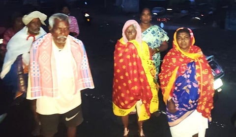 விழுப்புரம் அருகே வெள்ளத்தால் பாதிக்கப்பட்டு அரசூர் வராகி அம்மன் கோயிலில் தங்கி இருந்தவர்கள் வீடு திரும்பினர்.