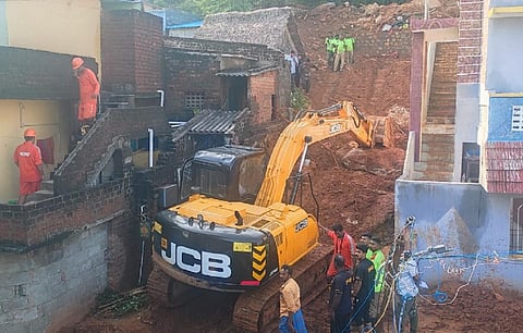 திருவண்ணாமலை மகா தீப மலை மண் சரிவில் சிக்கி புதைந்திருந்த எஞ்சிய 2 பேர் உடல்களை மீட்கும் பணி.