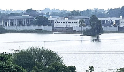 இவ்வளவு மழையிலும் நிரம்பாத திண்டிவனம் ஏரி.