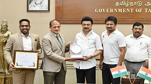விளையாட்டை ஊக்குவிப்பதில் சிறந்த மாநிலமாக விருது: முதல்வரிடம் உதயநிதி வாழ்த்து