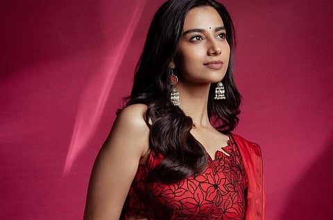 சிற்பிகள் செதுக்கிய உருவம்... மீனாட்சி சவுத்ரி க்ளிக்ஸ்