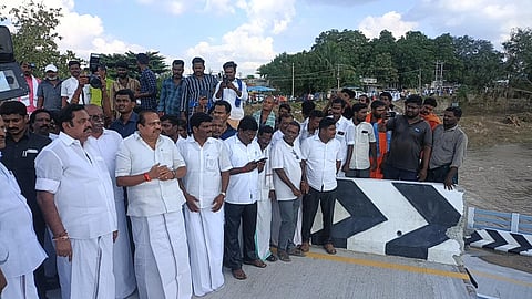 அகரம்பள்ளிப்பட்டு - தொண்டமானூர் இடையே தென்பெண்ணையாற்றில் அடித்து செல்லப்பட்ட புதிய பாலத்தை அதிமுக பொதுச் செயலாளர் பழனிசாமி பார்வையிட்டார்.