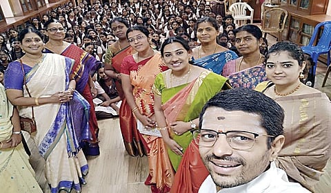 கர்னாடக இசை தொடர்பாக பள்ளியில் நடத்தப்பட்ட பயிற்சி பட்டறையில் பங்கேற்ற நித்ய மகாதேவன் உள்ளிட்டோர்.