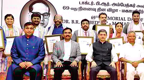 டாக்டர் பி.ஆர்.அம்பேத்கரின் 69-வது நினைவு தினத்தை (மகா பரிநிர்வான் திவாஸ்) முன்னிட்டு, சென்னை ராஜ்பவனில் நடைபெற்ற நிகழ்ச்சியில், ஆளுநர் ஆர்.என்.ரவி, பல்வேறு துறைகளைச் சேர்ந்த 10 வல்லுநர்களுக்கு பாராட்டு சான்றிதழ் வழங்கி கவுரவித்தார்.