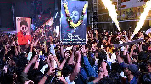 ‘புஷ்பா 2’ நெரிசலில் உயிரிழந்த பெண் குடும்பத்துக்கு ரூ.25 லட்சம்: அல்லு அர்ஜுன் அறிவிப்பு 