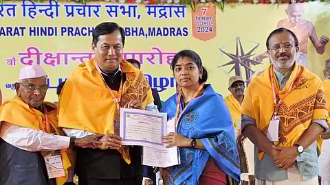 இந்தி மொழியின் அழகு, சிறப்பை உலகுக்கு வெளிப்படுத்த வேண்டும்: மத்திய அமைச்சர் வேண்டுகோள்