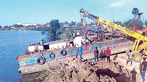 கடப்பாக்கம் ஏரியை சுற்றுச்சூழல் பூங்காவாக மாற்ற நவீன இயந்திரம் மூலம் தூர் வாரும் பணி தொடங்கியுள்ளது.