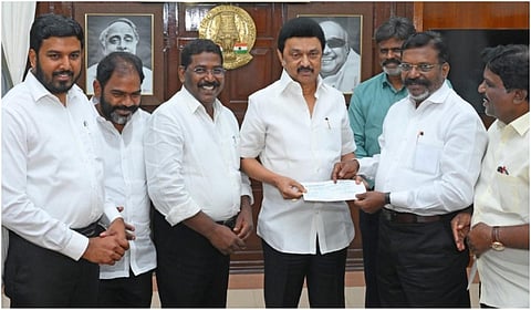 ஃபெஞ்சல் புயலால் பாதிக்கப்பட்ட மாவட்டங்களுக்கு நிவாரண உதவிகள் வழங்கிட விசிக சார்பில் ரூ.10 லட்சத்துக்கான காசோலையை அக்கட்சியின் தலைவர் திருமாவளவன் முதல்வர் ஸ்டாலினிடம் வழங்கினார்.