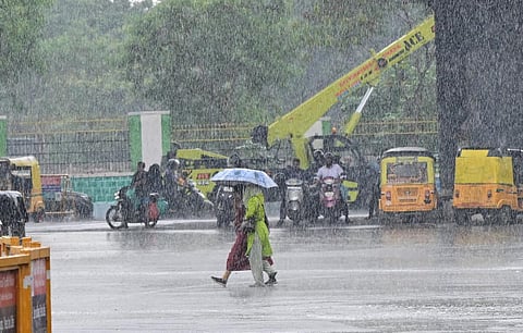 வங்க கடலில் வலுபெறும் காற்​றழுத்த தாழ்வு பகுதி: தமிழகத்தில் இன்று​ முதல் கனமழை பெய்ய வாய்ப்பு