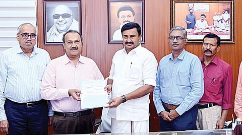 டிச.12-ம் தேதி தொடங்கவுள்ள 22-வது சென்னை சர்வதேச திரைப்பட விழாவுக்கு, தமிழக அரசின் சார்பில் ரூ.85 லட்சத்துக்கான காசோலையை, சென்னை தலைமைச் செயலகத்தில் தமிழ் வளர்ச்சி மற்றும் செய்தித் துறை அமைச்சர் மு.பெ.சாமிநாதன், இந்திய திரைப்பட திறனாய்வுக் கழகத்தின் பொதுச் செயலாளரும், சென்னை சர்வதேச திரைப்பட விழா இயக்குநருமான ஏ.வி.எம்.சண்முகத்திடம் வழங்கினார். உடன் செய்தித்துறை செயலாளர் வே.ராஜாராமன், செய்தி மக்கள் தொடர்புத் துறை கூடுதல் இயக்குநர்கள் மு.பா.அன்புச்சோழன், எஸ்.செல்வராஜ் உள்ளிட்டோர்.