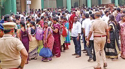 சென்னை எழும்பூரில் போராட்டம் நடத்திய பகுதி நேர ஆசிரியர்களை போலீஸார் நேற்று கைது செய்தனர். | படம்: ம.பிரபு |