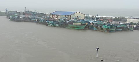 நாகை துறைமுகத்தில் நிறுத்தி வைக்கப்பட்டுள்ள படகுகள் 