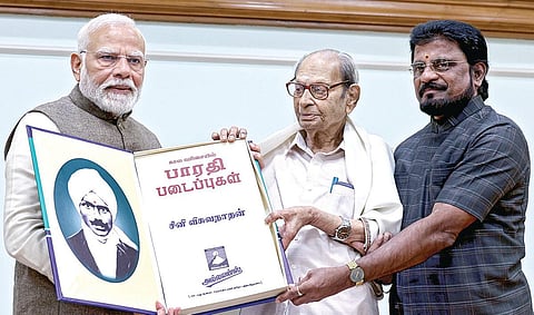 டெல்லி லோக் கல்யாண் மார்க் பகுதியிலுள்ள தனது இல்லத்தில் நேற்று 
நடைபெற்ற விழாவில் மகாகவி சுப்பிரமணிய பாரதியாரின் படைப்புகள் அடங்கிய 23 தொகுப்பு நூல்களை பிரதமர் நரேந்திர மோடி வெளியிட்டார். உடன் நூல்களைத் தொகுத்த சீனி விசுவநாதன், அல்லயன்ஸ் பப்ளிகேஷன்ஸ் உரிமையாளர் சீனிவாசன் உள்ளனர்.படம்: பிடிஐ