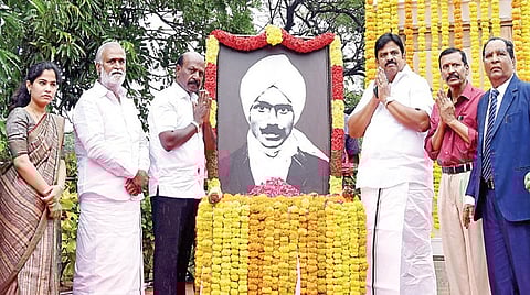 மகாகவி பாரதியாரின் 143-வது பிறந்தநாளையொட்டி, சென்னை காமராஜர் சாலை, மெரினா கடற்கரையில் அமைந்துள்ள அவரது சிலைக்கு அருகில் அலங்கரித்து வைக்கப்பட்டிருந்த படத்துக்கு அமைச்சர்கள் மா.சுப்பிரமணியன், சேகர்பாபு, சென்னை மேயர் ஆர்.பிரியா, ஏ.எம்.வி.பிரபாகரராஜா எம்எல்ஏ, துணை மேயர் மு.மகேஷ்குமார், தமிழ் வளர்ச்சி செய்தி மக்கள் தொடர்புத் துறை கூடுதல் இயக்குநர் மு.பா.அன்புச்சோழன் (மக்கள் தொடர்பு) ஆகியோர் மலர்தூவி மரியாதை செலுத்தினர்.