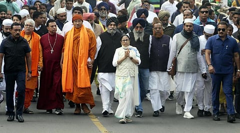 இண்டியா கூட்டணிக்கு தலைமையேற்க மம்தாவுக்கு பெருகும் ஆதரவு - பின்னால் இருக்கும் ‘அரசியல்’ எது?